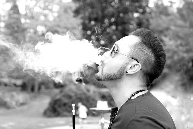 Jakie węgielki do shishy? Porównanie najlepszych rodzajów węgielków